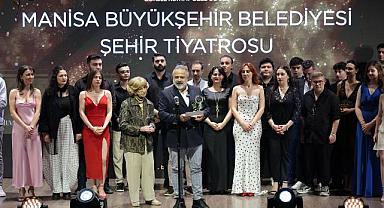 Manisa Şehir Tiyatrosu’na Bedia Muvahhit Tiyatro Ödülleri’nde Göksel Kortay Özel Ödülü