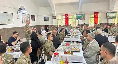 Mehmetçiklerle Aynı Sofrada Kahramanlık ve Vefâ Buluşması
