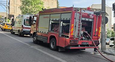 Turgutlu'da 3 katlı binanın çatısında yangın