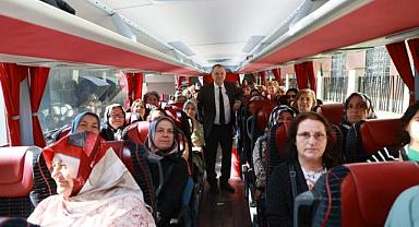 YUNUSEMRE BELEDİYESİ’NDEN İZMİR’E KADIN GEZİSİ HİZMETİ