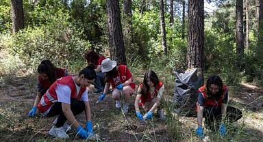 Yunusemre Belediyesi Üniversitelilerle Ormanda Temizlik Yaptı