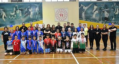 YUNUSEMRELİ BADMİNTONCULAR 13 YAŞ ALTI İL BİRİNCİLİĞİ'NE DAMGA VURDU