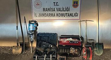 AKHİSAR’DA ORMANLIK ALANDA KAÇAK KAZIYA SUÇÜSTÜ: 3 KİŞİ YAKALANDI
