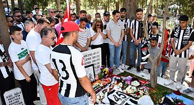Başkan Zeyrek’in Kabri Babalar Günü’nde Ziyaretçi Akınına Uğradı