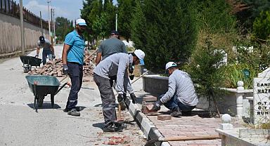 Kırtık Mezarlığı’nda Bozulan Kaldırımlar Yenilendi