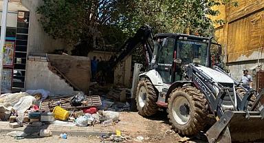 Manisa Muradiye’de “Çöp Ev”den 13 Kamyon Atık Çıkarıldı