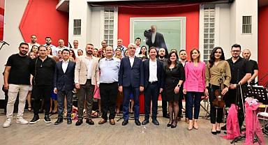 “Türkü Gibi Şarkılar” Ayakta Alkışlandı