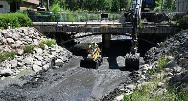 MASKİ’den Atatürk Kent Parkı’ndaki Derede Temizlik Çalışması