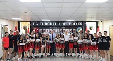 Turgutlu Belediyespor İkincilik Kupasını Başkan Akın’la Paylaştı