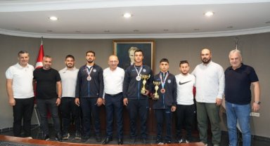 Başkan Çetin Akın, başarılı güreşçileri ağırladı
