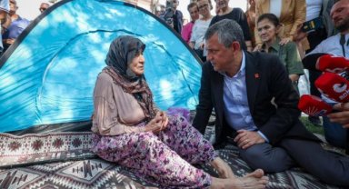 CHP Genel Başkanı Özgür Özel Sındırgı’daki Deprem Bölgesini Ziyaret Etti