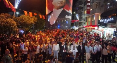 Manisa’da 30 Ağustos Zafer Bayramı fener alayıyla kutlandı