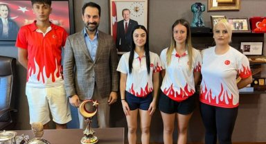 Milletvekili Arınç, Manisalı badmintoncuları TBMM'de ağırladı