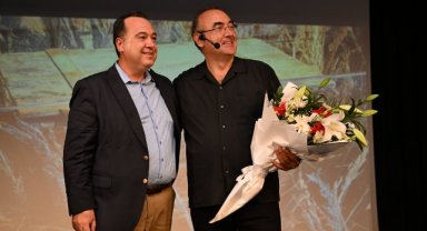 Sunay Akın’ın “Zafere Giden Yol” Söyleşisi Ayakta Alkışlandı