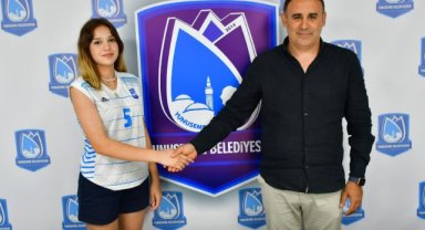 Yunusemre Belediyespor, Genç Smaçör Sude Barın’ı Kadrosuna Katıldı