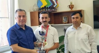 Bilardo Şampiyonu Mert Cansıkmaz’dan Kaymakam Kapankaya’ya Ziyaret