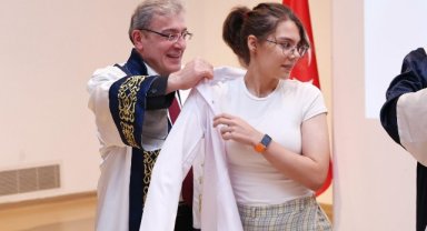 DEÜ Tıp Fakültesi’nde yeni öğrenciler beyaz önlüklerini giydi