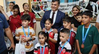 İl Müdürü Öztürk'ten Başarılı Kick Boksçulara Ödül