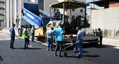Manisa Büyükşehir Belediyesi, Ahmetli Köroğlu Caddesi’nde Sıcak Asfalt Çalışması Başlattı