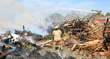 Manisa’da Ahşap Palet Fabrikasında Çıkan Yangına Zorlu Müdahale