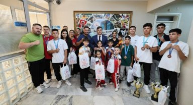 Manisa Gençlik ve Spor İl Müdürü Öztürk, Kick Boks Şampiyonu Sporcuları Kabul Etti