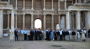 Salihli Belediyesi Meclis Toplantısını Tarihi Sardes Antik Kenti Gymnasium Binasında Yaptı