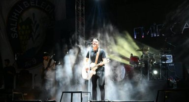 Salihli’de Emir Can İğrek konseri büyük ilgi gördü