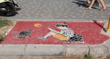 ŞEHZADELER BELEDİYESİ’NDEN BOZULAN KALDIRIM BOŞLUKLARINA SANATSAL TAMİR