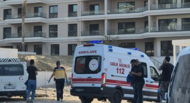 Turgutlu'da inşaat alanında çıkan yangında 2 kişi dumandan etkilendi