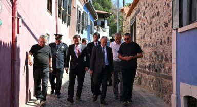 Vali Özkan, Tarihi Kula Evleri ve Türk Evi’ni ziyaret etti