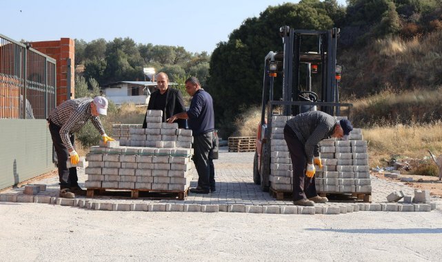 Ahmetli'de yol yenileme Çalışmaları sürüyor