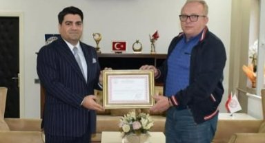 Ahmetli Kaymakamı KİNİ, hayırsevere şükran belgesi verdi