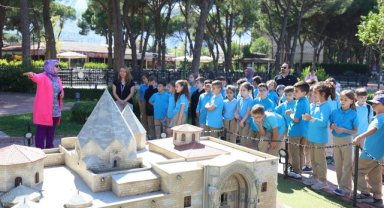 Akhisarlı Öğrenciler Şehzadelerpark’ta Tarih ve Kültürle Buluştu