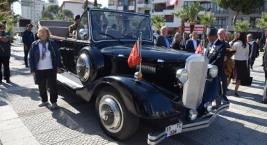 Atatürk'ün makam aracı olarak kullandığı otomobilin benzeri Turgutlu'da sergilendi