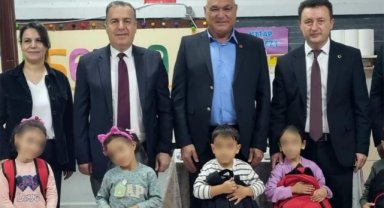 Kaymakam Kapankaya, Kızılay’ın Hediye Çantalarını Öğrencilere Dağıttı
