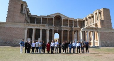 Şehzadeler Belediyesi’nden Muhtarlara 19 Ekim Jesti