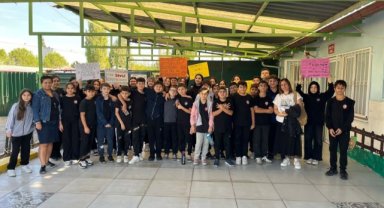 Soma'da öğrencilerden Hayvan Hakları Günü'nde barınağa anlamlı ziyaret