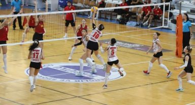 Turgutlu Belediyespor Kadın Voleybol Takımı İlk Mağlubiyetini Aldı