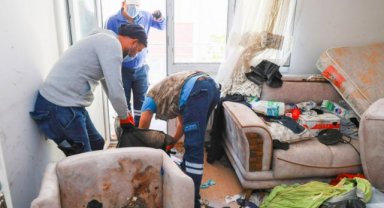 Yunusemre’de çöp ev temizliği: 2 kamyon çöp çıkarıldı