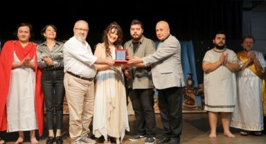 Yunusemre’de “Hades’e Yolculuk” oyunu sahnelendi