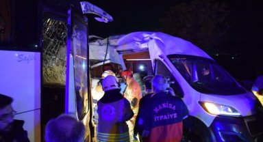 Bağyurdu OSB Kavşağı'nda iki işçi servisi çarpıştı; 20 kişi yaralandı