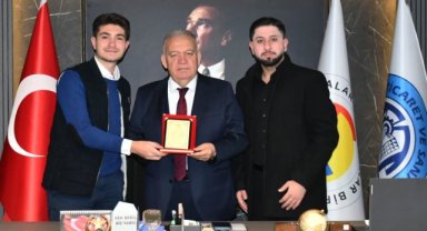 Başkan Aydın'a, Turgutlu Gençlik Meclisinden Plaket