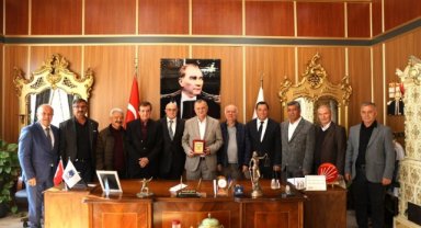 Hemşehri derneklerinden Yunusemre Belediye Başkanı Balaban’a teşekkür plaketi