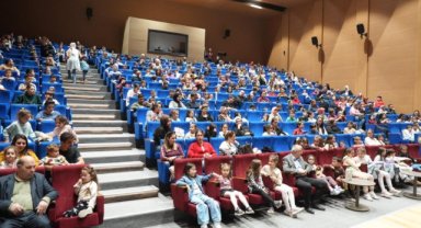 Turgutlu’da çocuklar “Kral Çıplak” oyunu ile tiyatro keyfi yaşadı