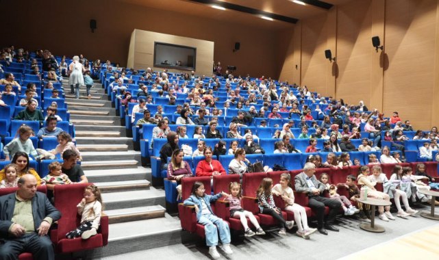 Turgutlu’da çocuklar “Kral Çıplak” oyunu ile tiyatro keyfi yaşadı