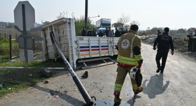 Turgutlu'da trenle, kamyonet çarpıştı