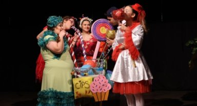 Yunusemre Belediyesinden çocuklara sağlıklı beslenme temalı tiyatro