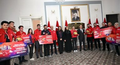 Vali Özkan, TEKNOFEST’te dereceye giren MCBÜ takımlarını makamında kabul etti