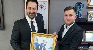 AK Parti’li Arınç, sosyal medyada tanıştığı genci TBMM’de ağırladı