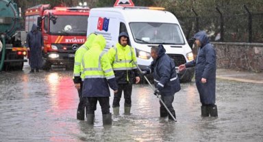 Manisa’da fırtına ve sağanak yağışa karşı 400 personel ve 64 araçla müdahale